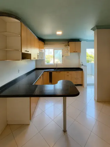 QUADRA MAR EM MEIA PRAIA   R$ 1.100.000   120m DO MAR   196m²  3 DORMITÓRIOS   ACEITA PROP