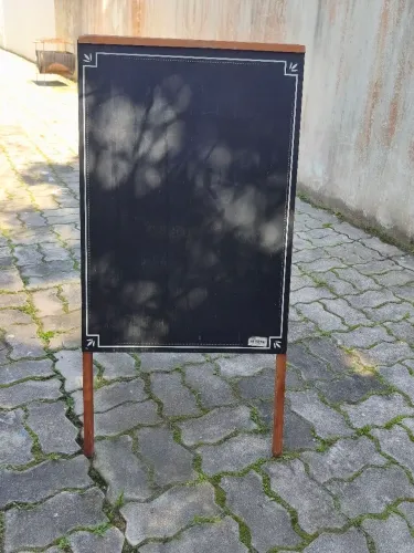 Placa de madeira pra anúncio