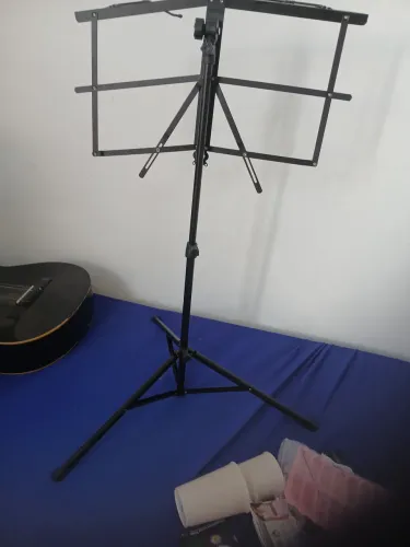 Suporte de metal para partituras