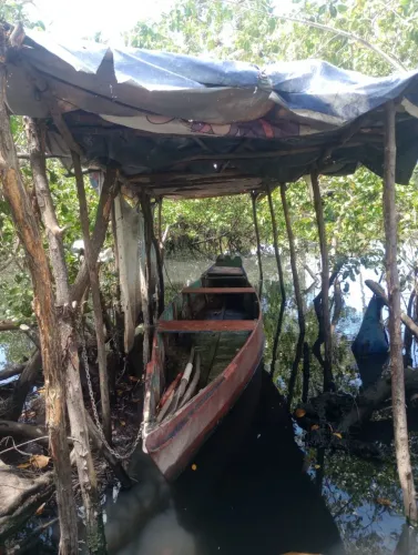Barco com motor de poupa