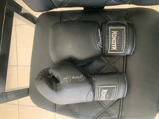 luvas de boxe Maximum Boxing, 14 oz, pretas, com fechamento em velcro.