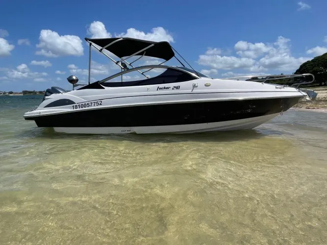 Lancha Focker 240 com motor 150HP 4T