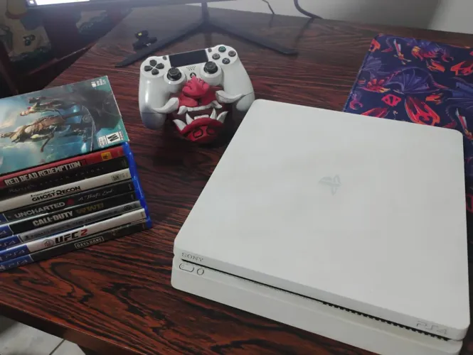PS4 SLIM + 9 JOGOS E UM CONTROLE COM SUPORTE