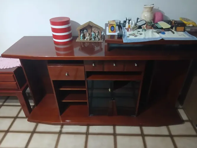 Rack em madeira com portas de vidro usado