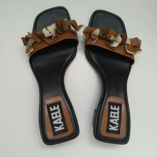 Chinelo marca Kaele, com detalhes em flores.