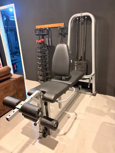 Cadeira extensora e mesa flexora conjugada 