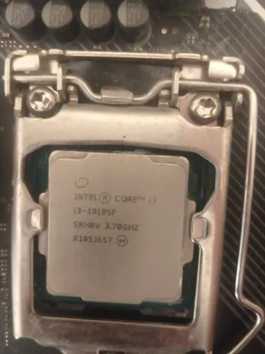 Intel Core i3-10105F (10ª geração, clock base de 3.70 GHz).