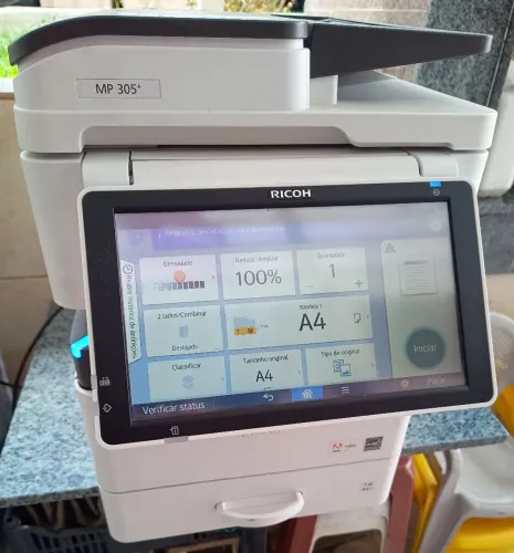 Vendo Impressora Ricoh MP 305+ Multifuncional A3 de Mesa Monocromática, funcionando.
