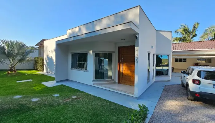 Casa com lindo padrão de acabamento em Santo Amaro da Imperatriz