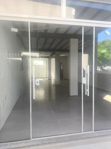 Alugo sala de fundos 70m