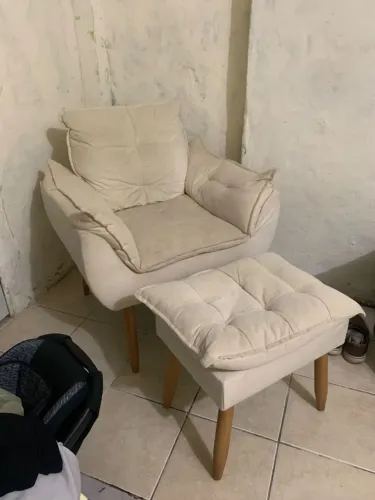 Poltrona de amamentação cor beje com apoio para os pés