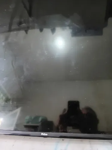 Tv 50 polegadas com a tela quebrada mas com som.