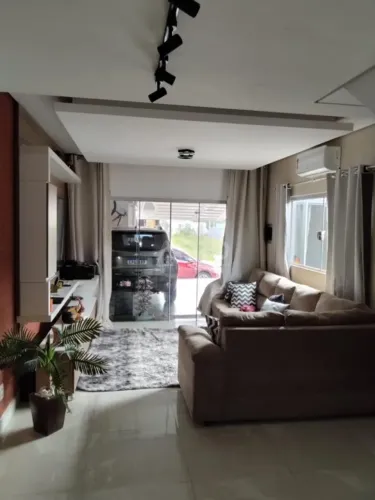 Casa para venda com 180 m² e 3 quartos em Núcleo Habitacional Mary Dota, Bauru - SP