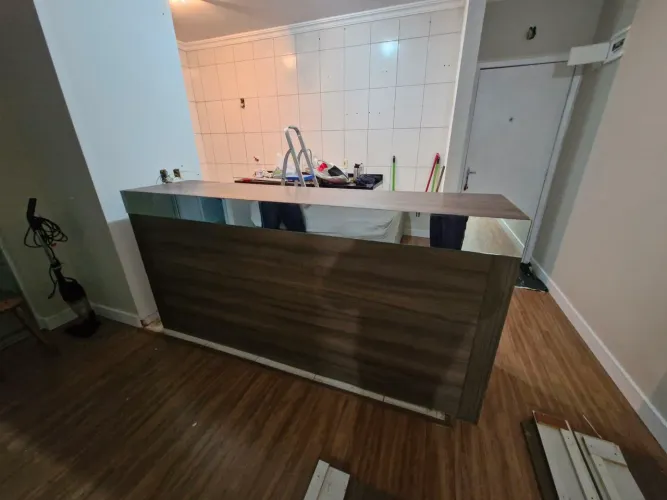 Balcão de cozinha passa prato/mesa