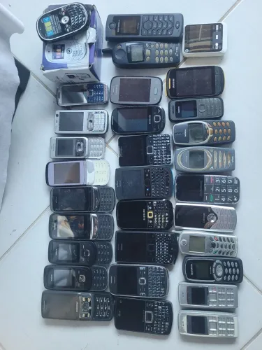 lote 1 coleção celular antigo boa parte funcionais c/ bateria, brinde 50 baterias mista