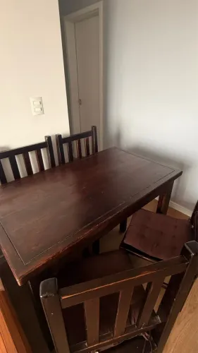 Mesa de madeira maciza e cadeiras
