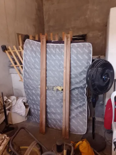 Colchão de mola de casal c laterais e estrado .