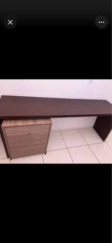 Mesa de escritório com criado-mudo/gaveteiro.
