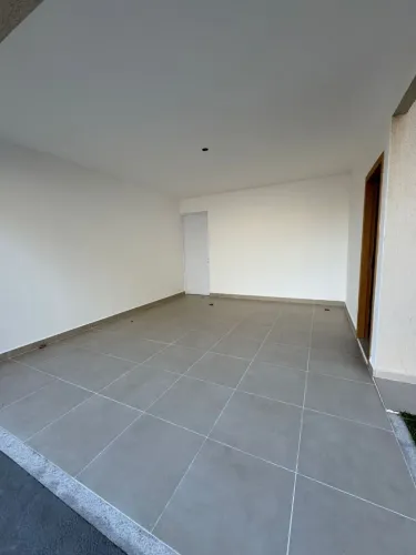 Casa com 3/4( 1 suíte) Quintal ,ENTRADA PARCELADA R$ 300.000<br>ENTRADA PARCELADA