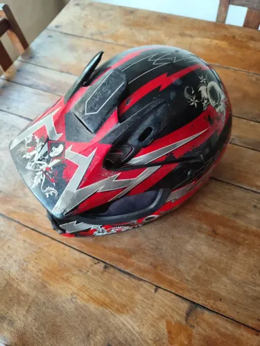 Capacete de trilha excelente estado, reformado por dentro