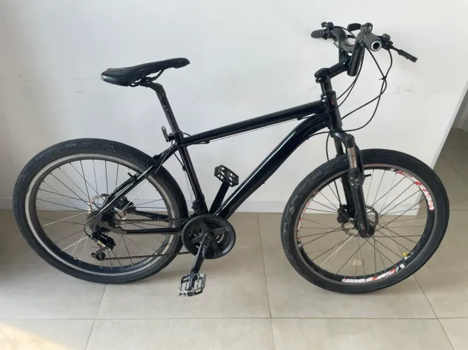 BIKE PRETA ARO 26 SUSPENSÃO FREIOS A DISCO