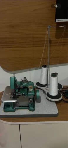 Máquina de costura profissional impecável 