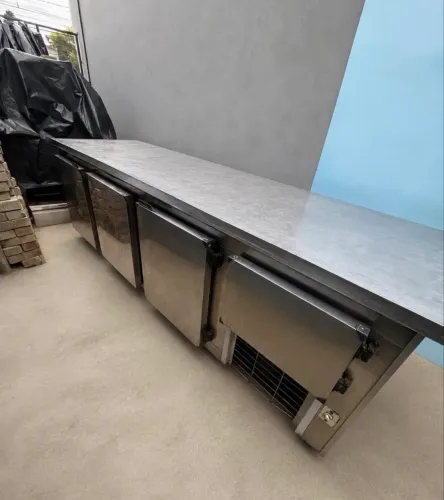 Bancada Refrigerada 2,50m x 72cm - 4 Portas - Motor Interno - Comercial