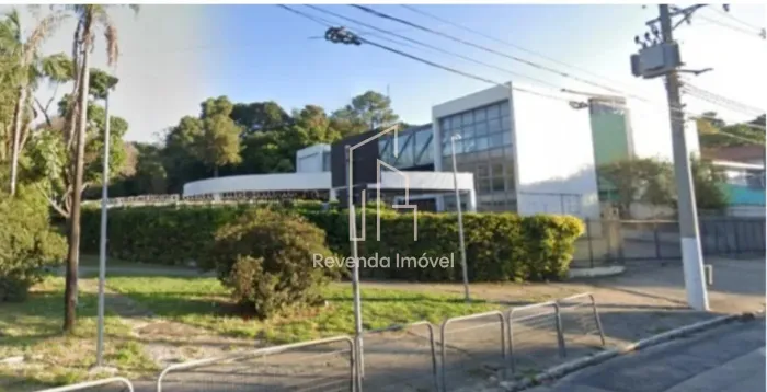 Prédio Comercial na Lapa, São Paulo-SP: 935m², 5 banheiros, 40 vagas de garagem.