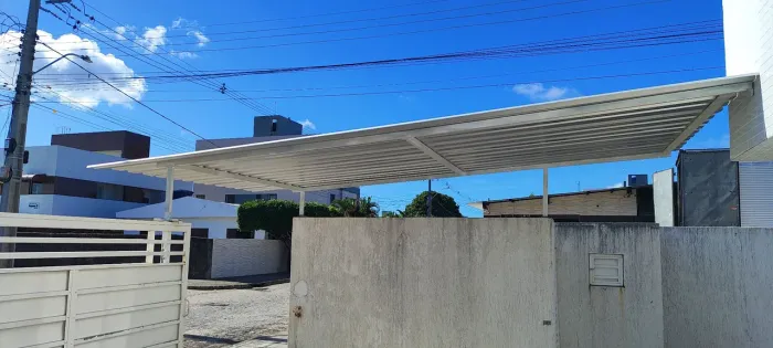 Coberta de garagem e áreas 