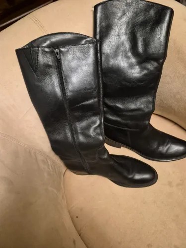 Botas em couro cor preta tamanho 34 excelente estado de conservação