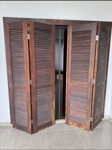 Jogo de porta veneziana pantográfica em madeira nobre