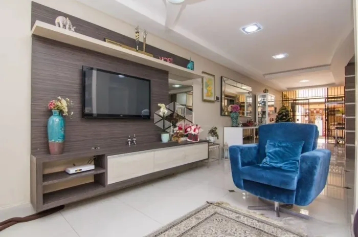 Casa à venda, 4 dormitórios sendo 1 suíte, piscina, 2 vagas, bairro Cristal, zona sul.