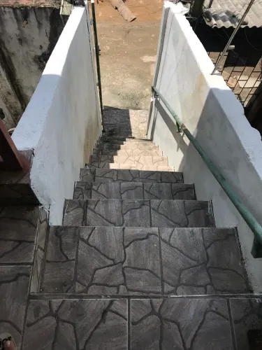 Alugo essa casa enorme bem ventilada