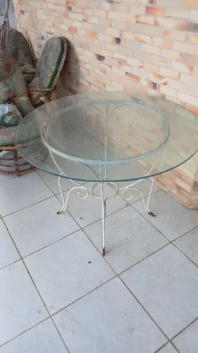 Mesa com tampo de vidro e base em aço 