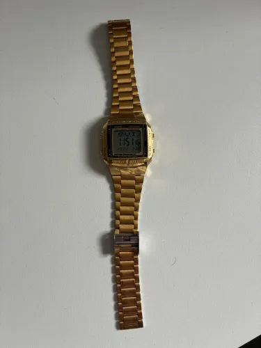 Relógio Casio vintage dourado