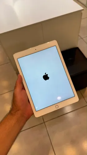 iPad bem conservado com 32 gigas e vai com um cabo pra carregar