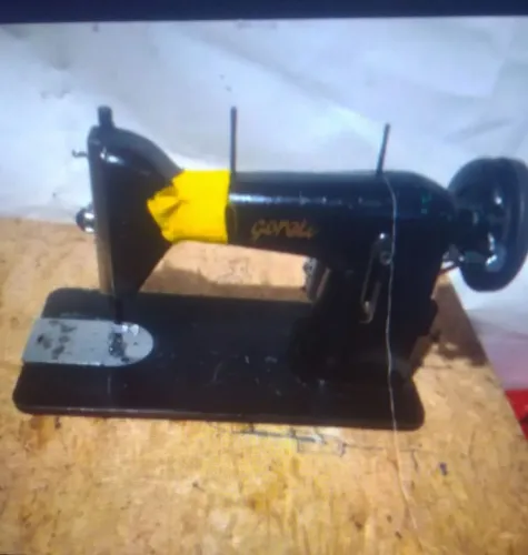 Máquina de costura doméstica funcionando 