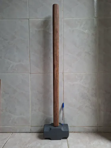 Marreta 6kg, cabo em madeira de lei.