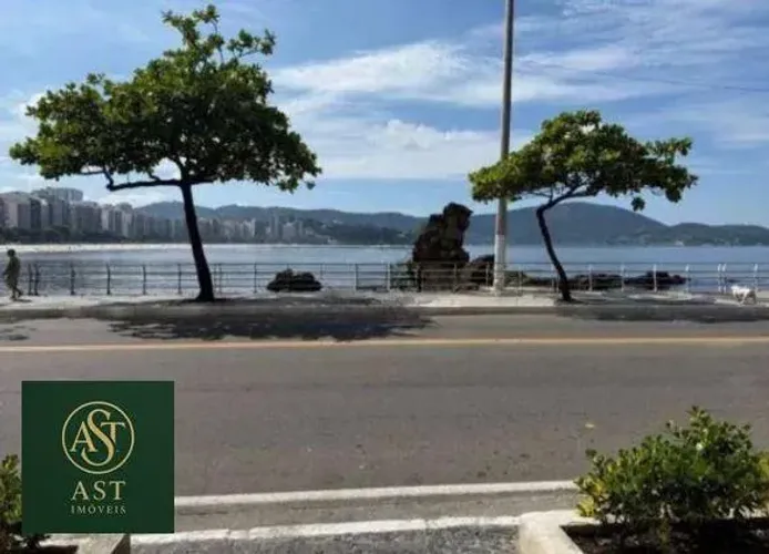 AST IMÓVEIS VENDE apartamento na praia de Icaraí com 3 quartos sendo 1 suíte, varanda e 1