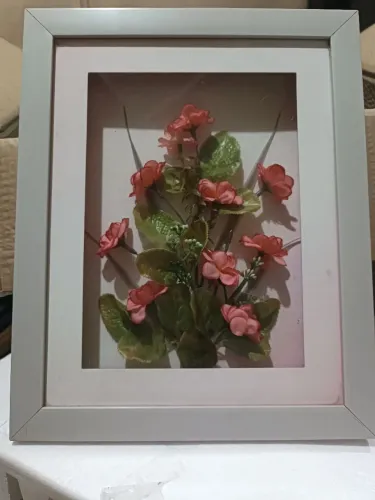 Quadro antigo com buquê de flores em vidro e madeira as flores são mini rosas lindas 