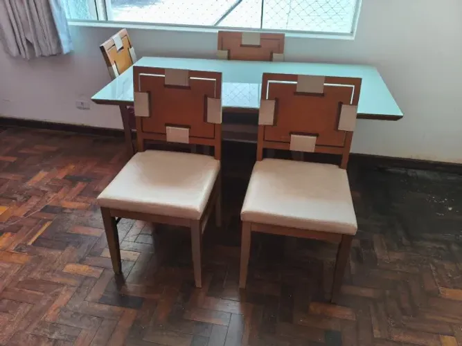 Mesa de Jantar (tampo de vidro) com 4 cadeiras (madeira com couro)