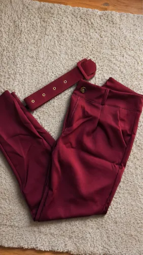 Calça Alfaiataria bordo- com cinto