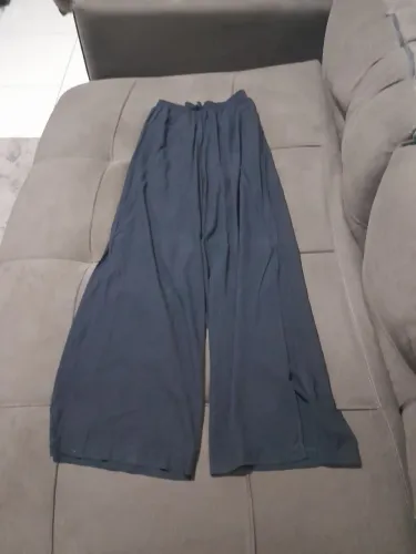Vemde-se essa calça com abertura lateral