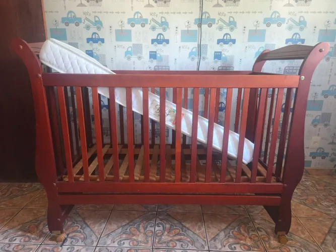 Berço com colchão muito novo. Preço para sair hoje. 450,00 os dois. Tel *.
