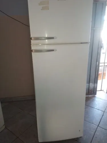 Geladeira dúplex 400 litros funciona normal