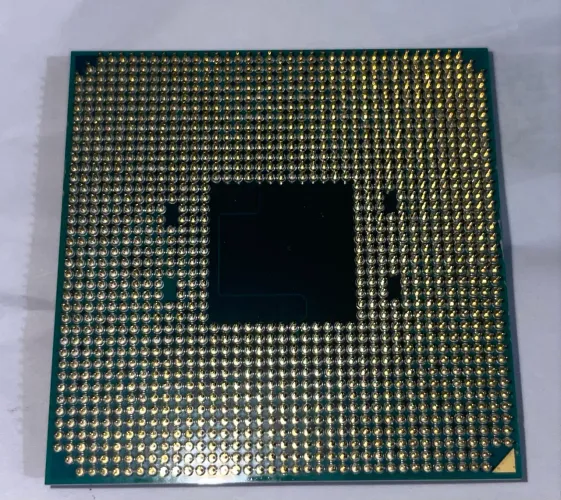 AMD Ryzen? 3 PRO 3200G  