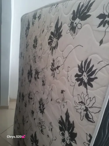 Vende-se cama box em perfeito estado usada poucas vezes