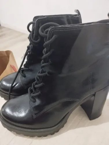 Vende se esta bota ,estar novinha
