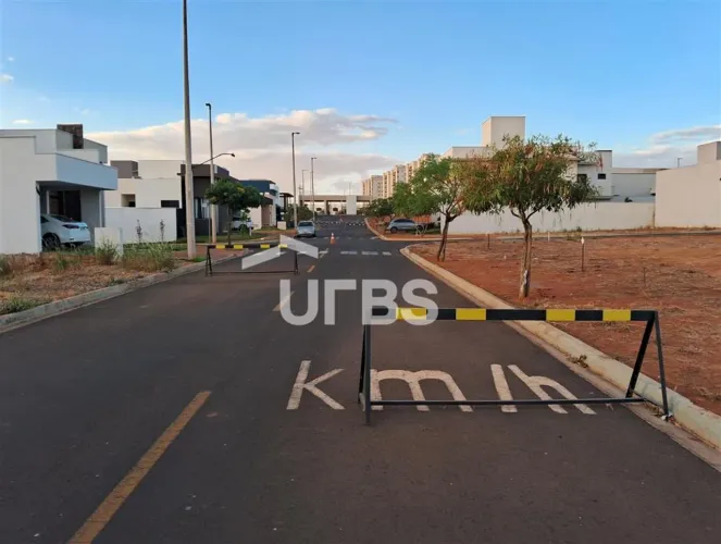 Terreno em condomínio com 256m² à venda no Raros Alto Umuarama