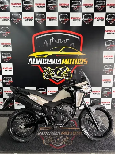 Sahara 300 Adventure 2025/2026. Emplacada e com pronta entrega
